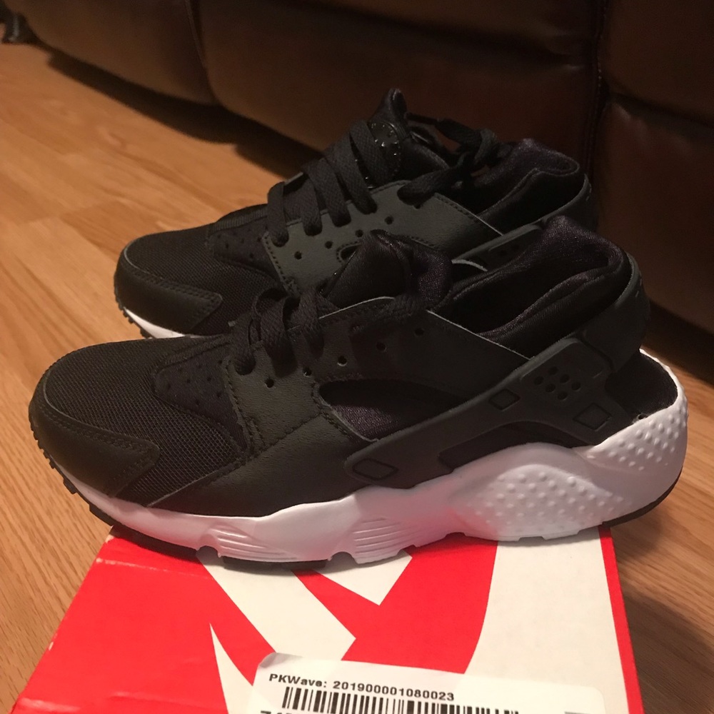 Brand new Nike Huarache - 4y